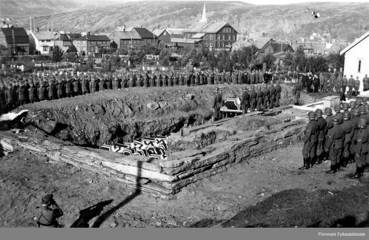Begravelse av tyske sjømenn under full militær honnør på Hammerfest kommunale kirkegård 20. august 1941. De falt ombord på troppetransportskipet m/s "Levante" da skipet ble beskutt med artilleri av den britiske ubåten HMS "Trident" vest av Havøy 19. august.