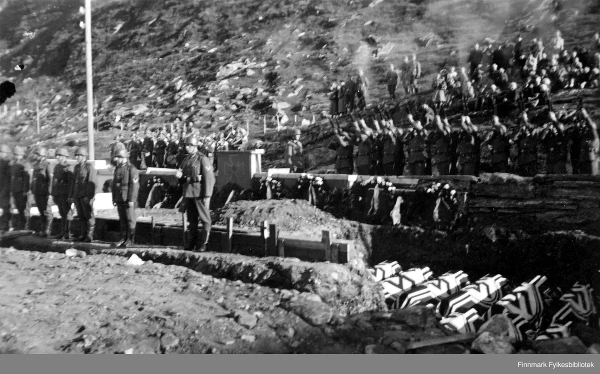 Begravelse av tyske sjømenn under full militær honnør på Hammerfest ...
