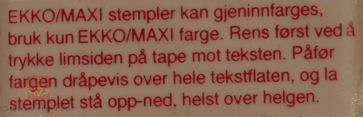 Rødt, grått, hvitt og svart stempel i plast. Firkantet med rundt håndtak. Stempel puten er tørket og har vegvesenets logo med tekst. 