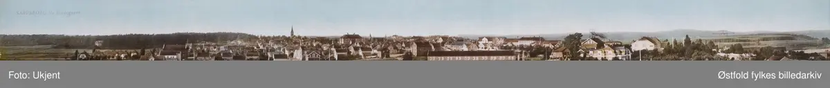 Kolorert panorama fra Sarpsborg, to felt. 
Øverste panorama med vestre bydel med Sarpsborg kirke, Festiviteten, Kullåsparken, middelskolen, Sannesundveien skole. 
Nederste panorama med østre bydel med Metodistkirken, Kirkegaten skole, St. Olavs Vold, luftbanen, i bakgrunnen Borregaardkrana og tømmerlageret på Opsund.
To utsnitt, bilde 2 og 3 (St. Olavs Vold).