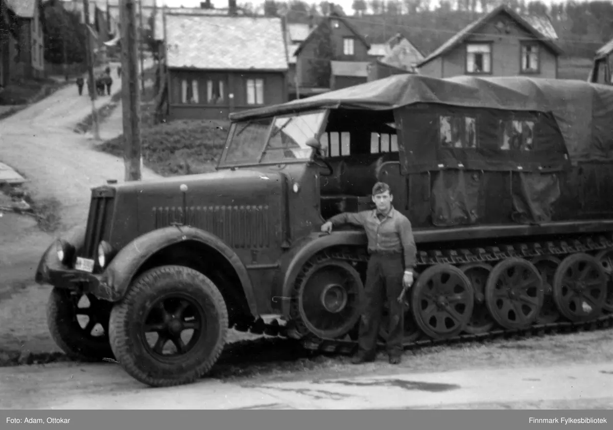 Halvbeltevogn Krauss-Maffei Sd.Kfz. 7 ved 45. marinemotorvognkompani i Tromsø sommeren 1944.