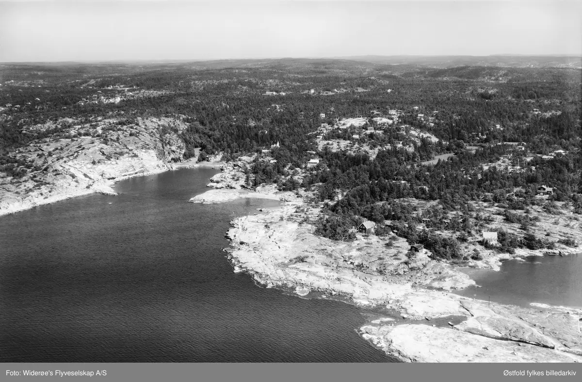 Foten, Torgauten i Onsøy, fyfoto 1949. Bilde 2 utsnitt med hytter.