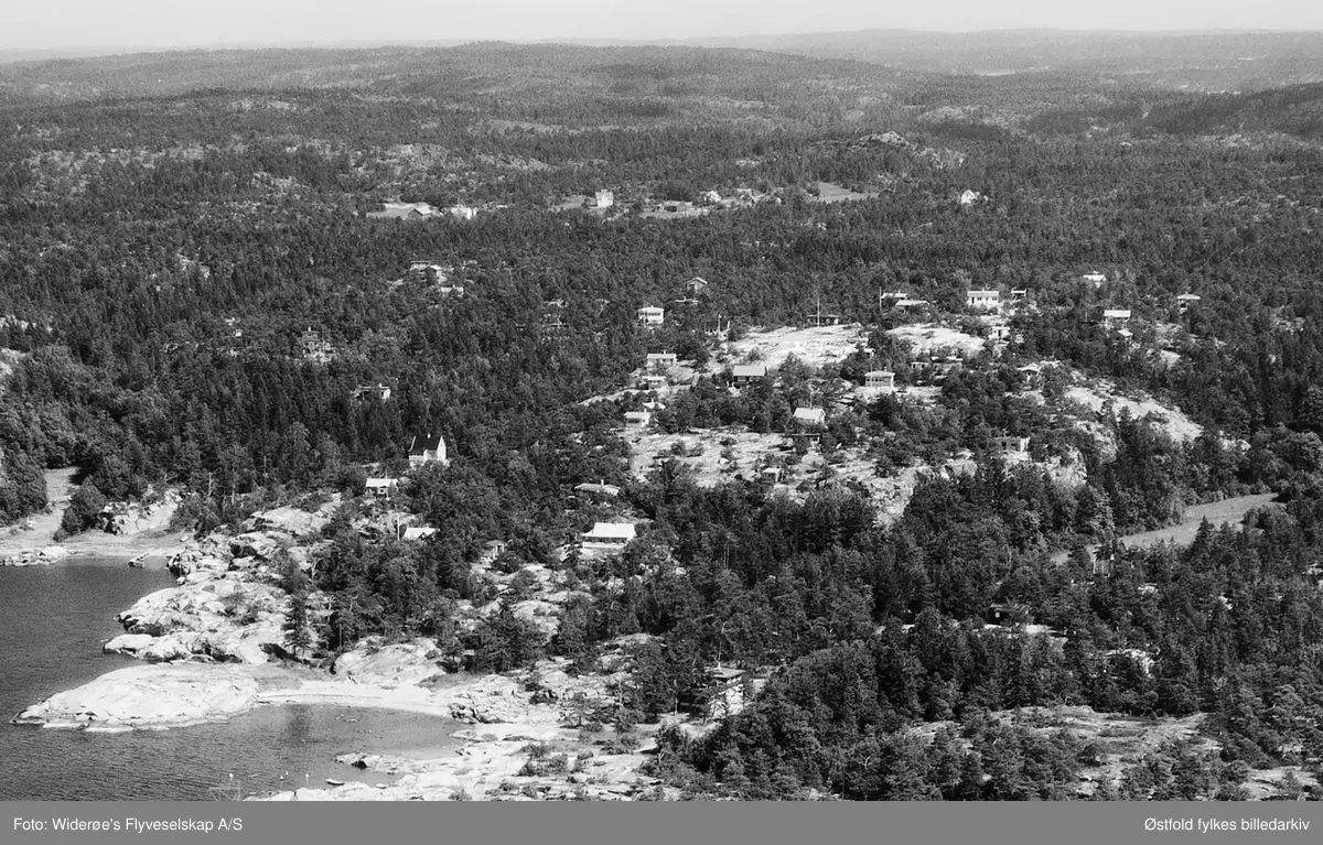 Foten, Torgauten i Onsøy, fyfoto 1949. Bilde 2 utsnitt med hytter.