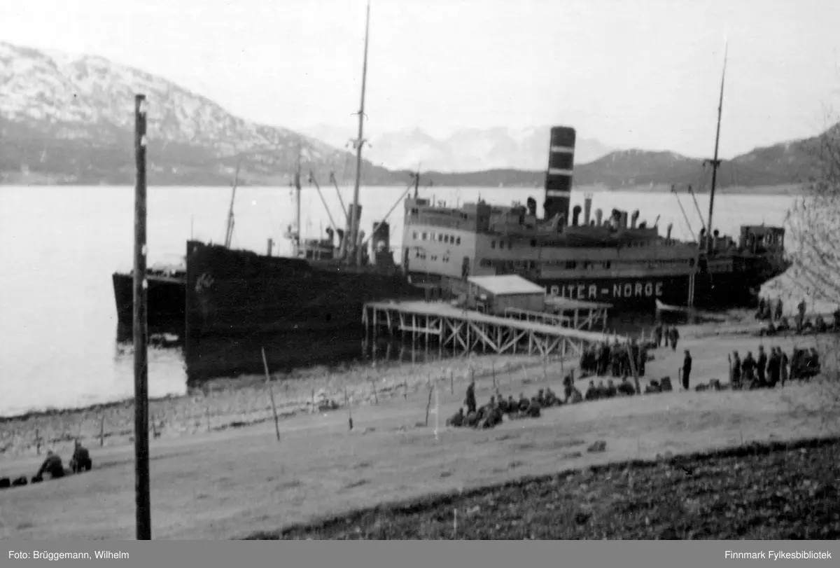 Utskiping fra d/s "Jupiter" (2471 BRT) ved kai i Gargu i Burfjord, 27. mai 1942. Foto tatt av sersjant Wilhelm Brüggemann ved hærkystartilleriregiment 449 (HKAR 449) på reise fra Narvik til Alta etter avsluttet permisjon.