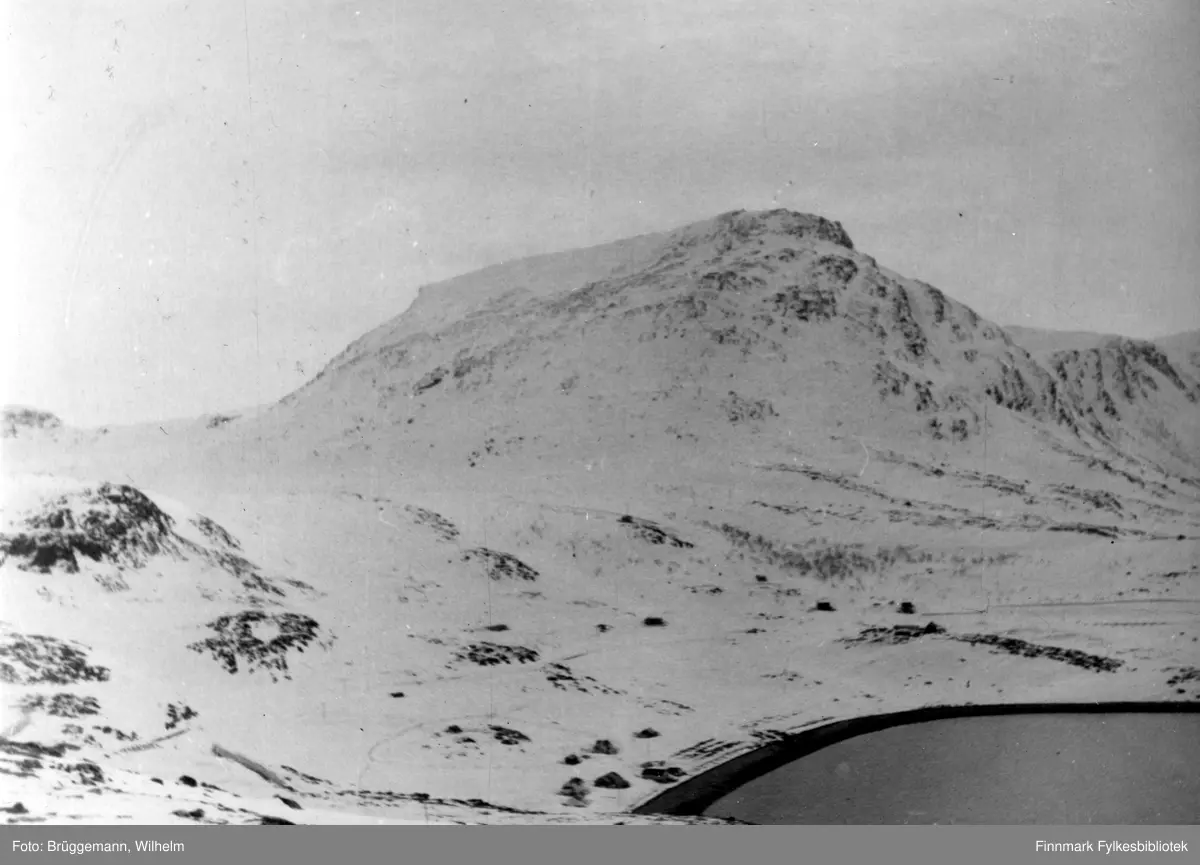 Rypefjord ved Hammerfest våren 1943. Fjellet Tyven i bakgrunnen.