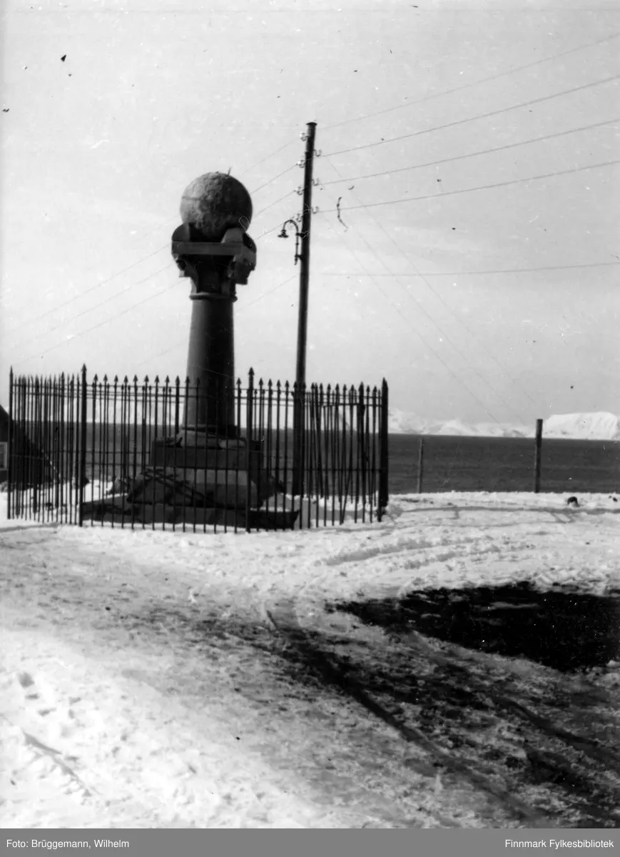 Meridianstøtten i Hammerfest fotografert våren 1943.