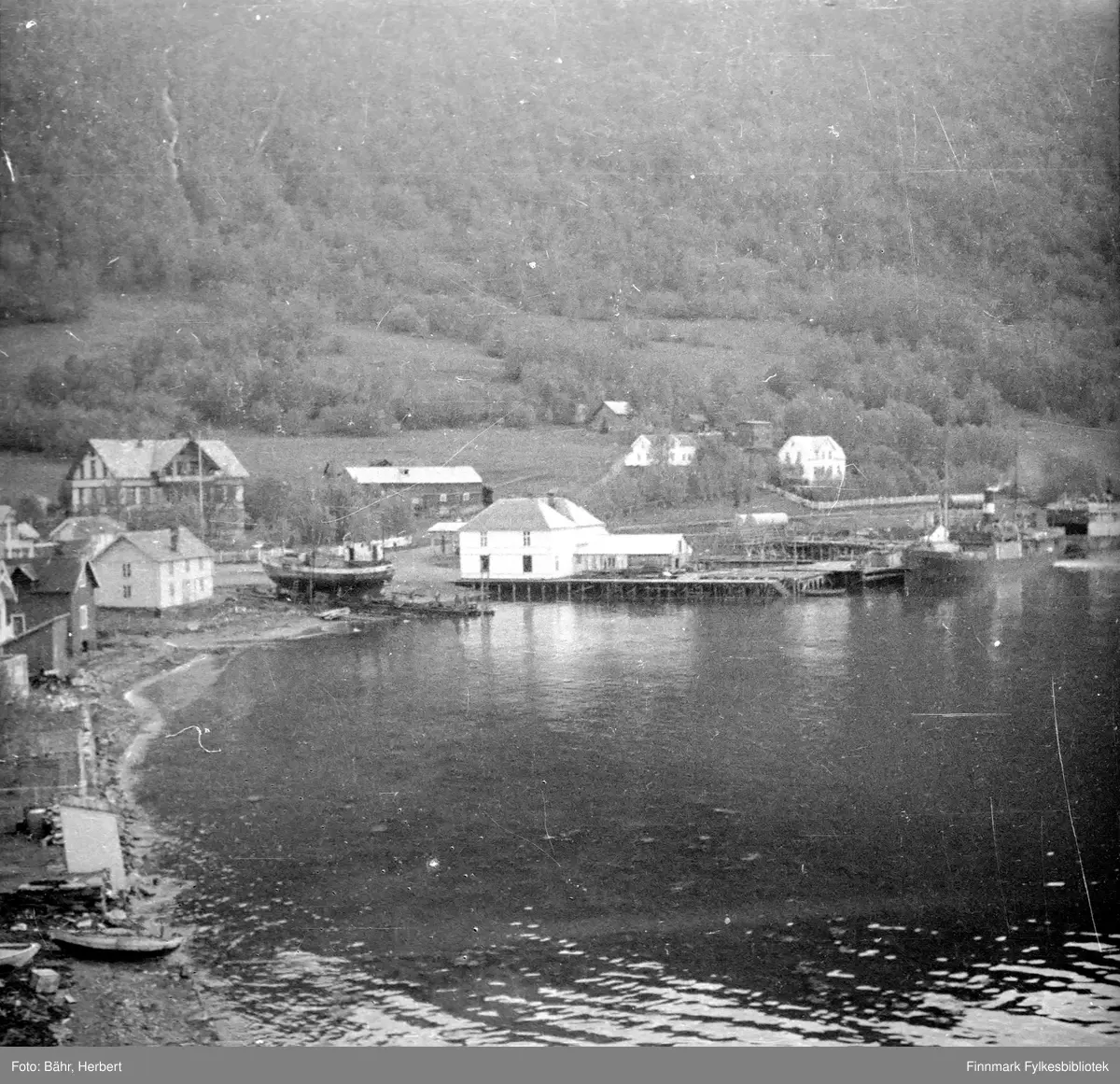 Lyngseidet forsommeren 1942. Lokalbåten ved kai.