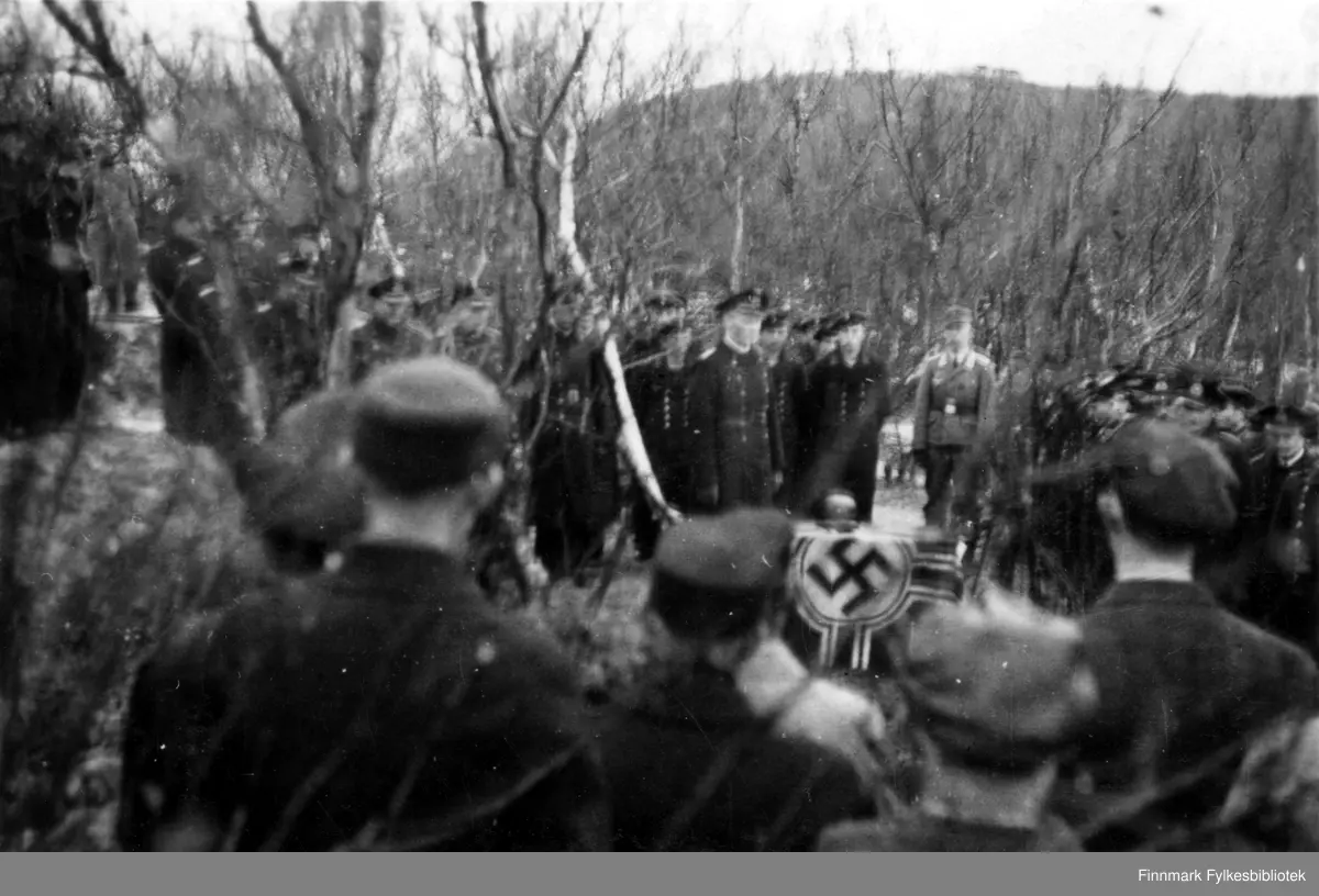 Begravelse av en tysk marinesoldat på Kirkenes kommunale kirkegård høsten 1943. Trolig begravelse av 20 år gamle overkorporal Harry Meier på motorminesveiperen "R 153" ved 7. motorminesveiperflotilje (7. R-Fl), som omkom ved en ulykke på Jakobsnes 17. oktober 1943.