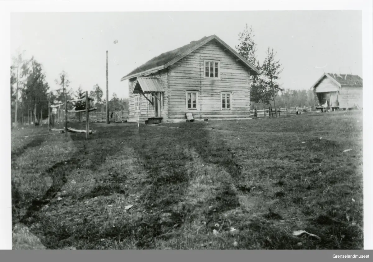Tømmerhus og stabbur. Huset er det samme som på SMU.F004758. 