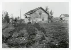 Tømmerhus og stabbur. Huset er det samme som på SMU.F004758.