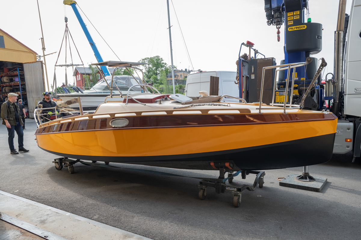  Segelkanot Peter Pan nyrenoverad på Djurgårdsvarvet, hämtas för transport till Båtmagasinet på Rindö. Konstruktör och tidigare ägare, Nils-Göran Bennich-Björkman.