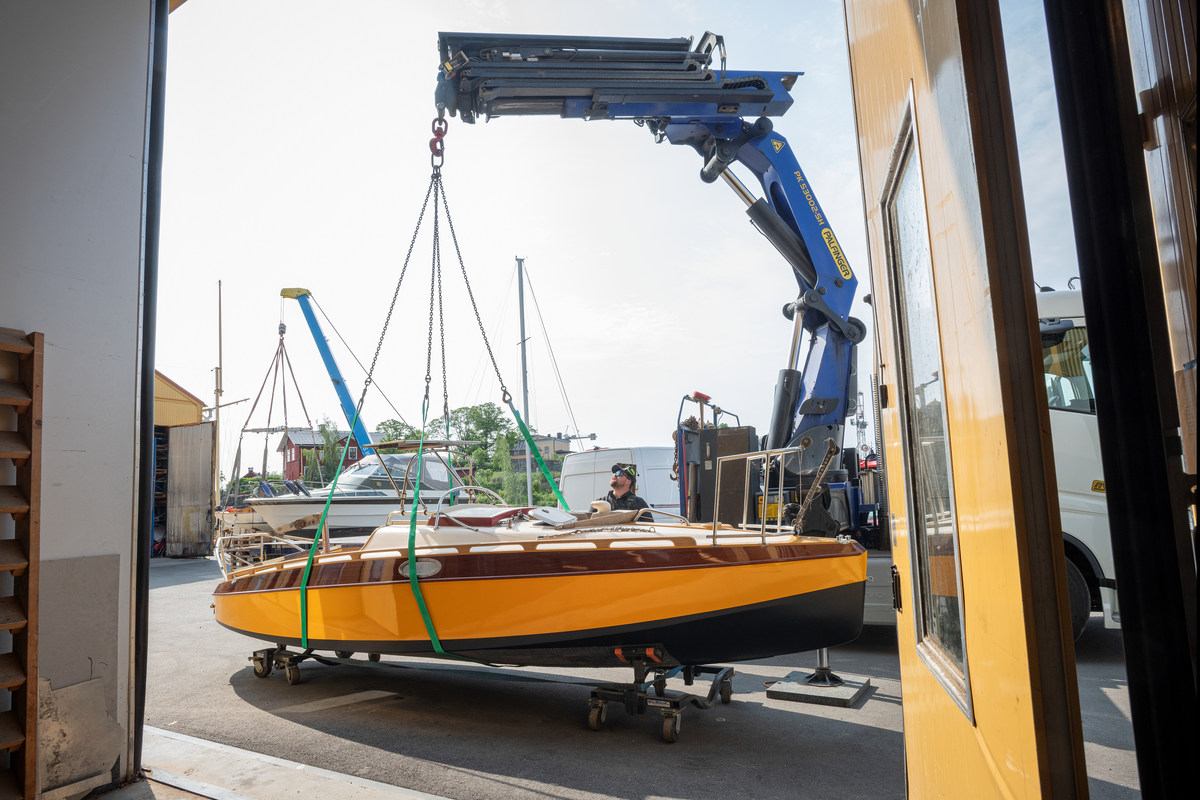  Segelkanot Peter Pan nyrenoverad på Djurgårdsvarvet, hämtas för transport till Båtmagasinet på Rindö. Konstruktör och tidigare ägare, Nils-Göran Bennich-Björkman.