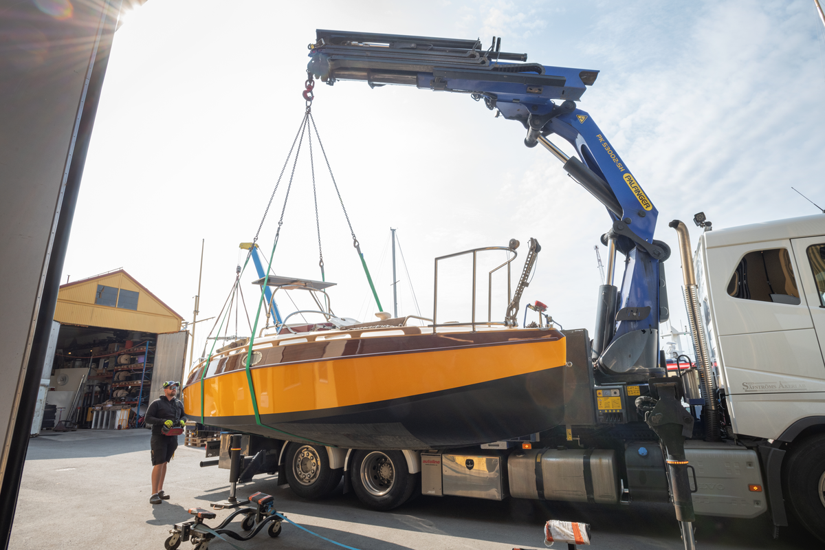  Segelkanot Peter Pan nyrenoverad på Djurgårdsvarvet, hämtas för transport till Båtmagasinet på Rindö. Konstruktör och tidigare ägare, Nils-Göran Bennich-Björkman.