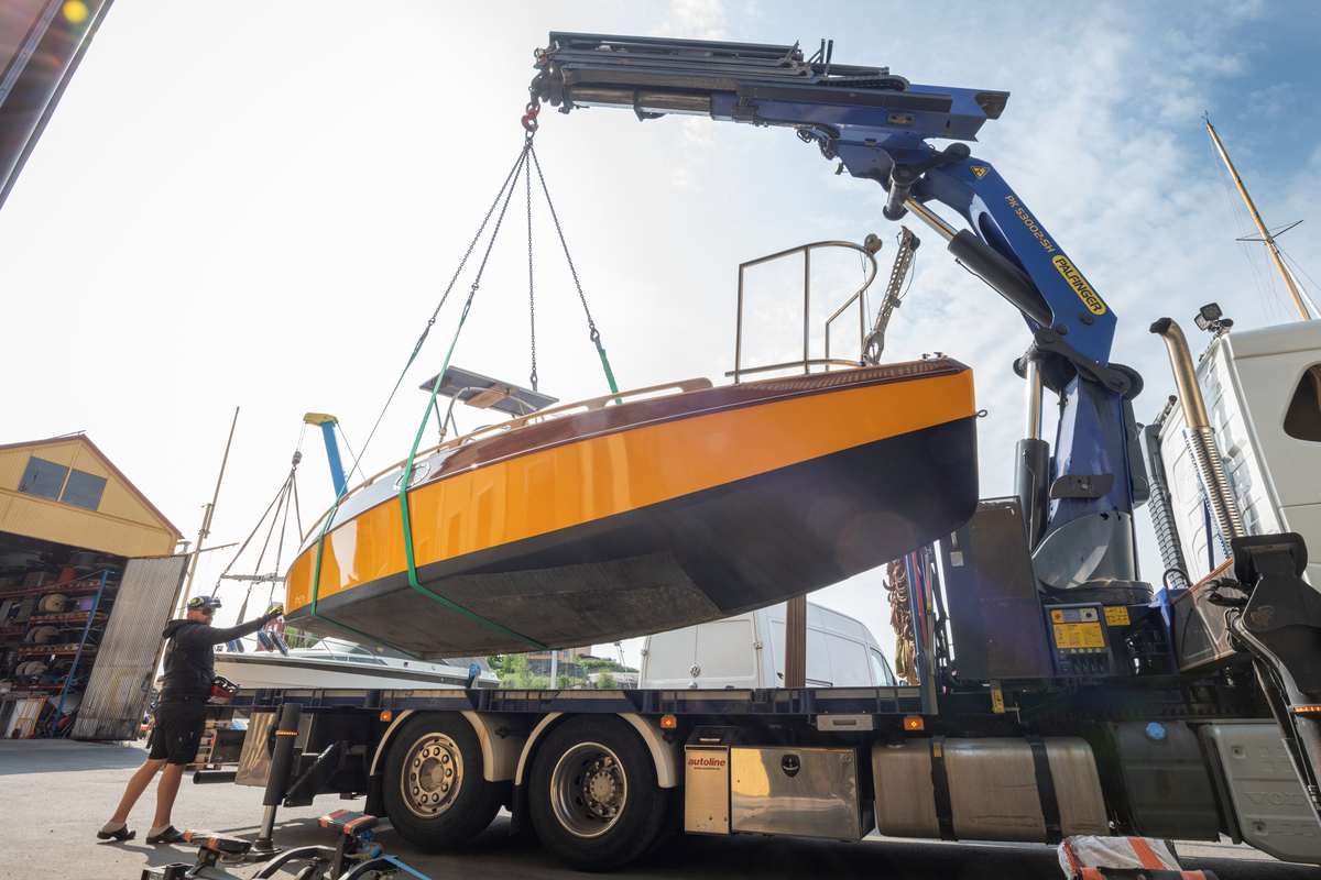  Segelkanot Peter Pan nyrenoverad på Djurgårdsvarvet, hämtas för transport till Båtmagasinet på Rindö. Konstruktör och tidigare ägare, Nils-Göran Bennich-Björkman.