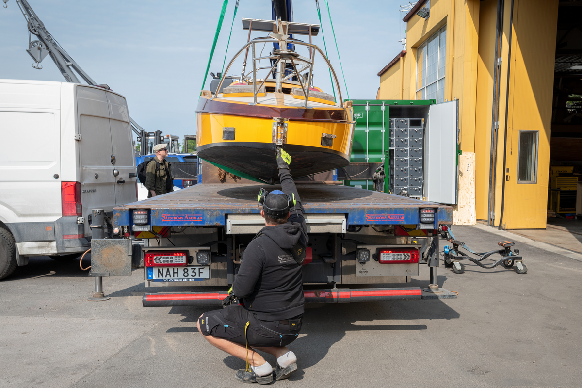  Segelkanot Peter Pan nyrenoverad på Djurgårdsvarvet, hämtas för transport till Båtmagasinet på Rindö. Konstruktör och tidigare ägare, Nils-Göran Bennich-Björkman.