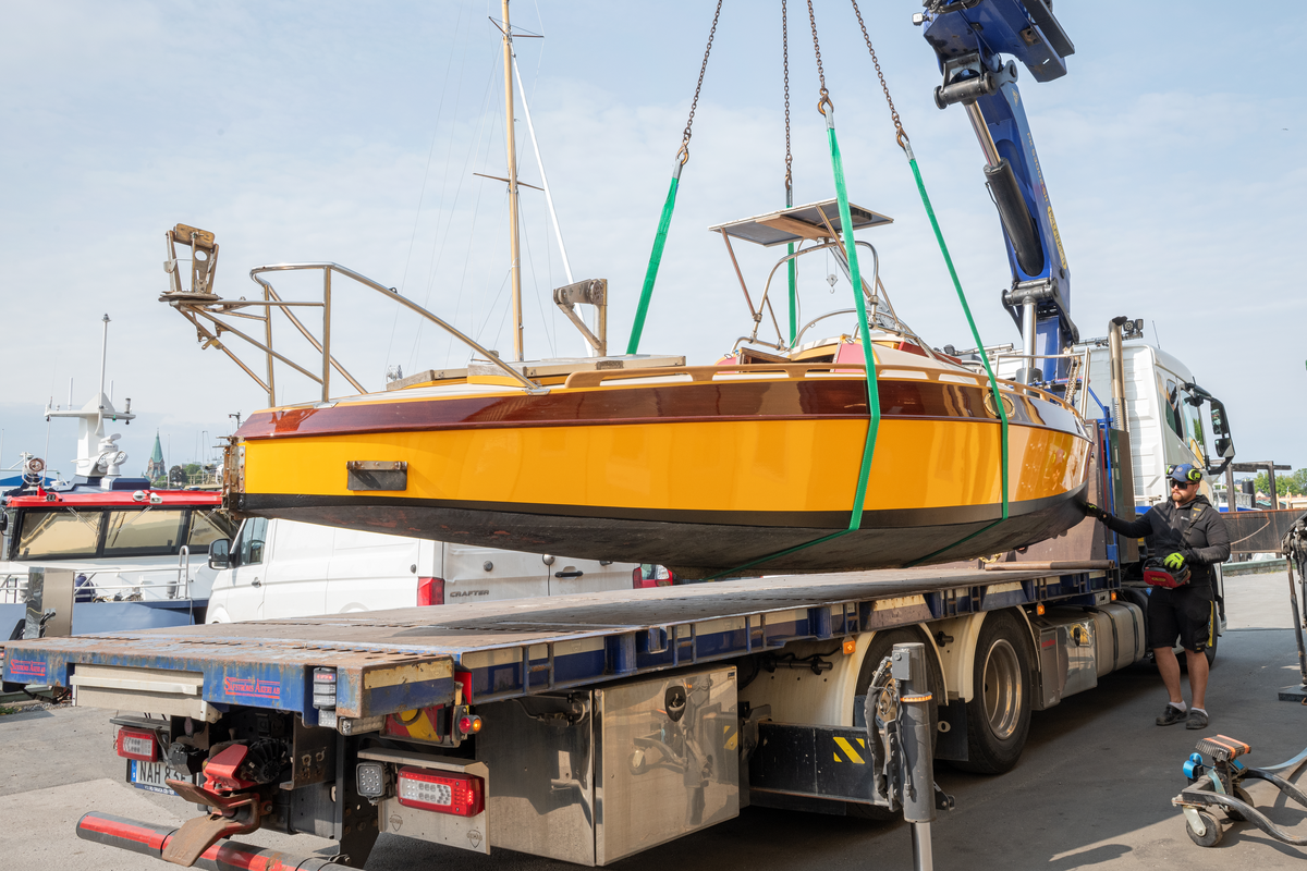  Segelkanot Peter Pan nyrenoverad på Djurgårdsvarvet, hämtas för transport till Båtmagasinet på Rindö. Konstruktör och tidigare ägare, Nils-Göran Bennich-Björkman.
