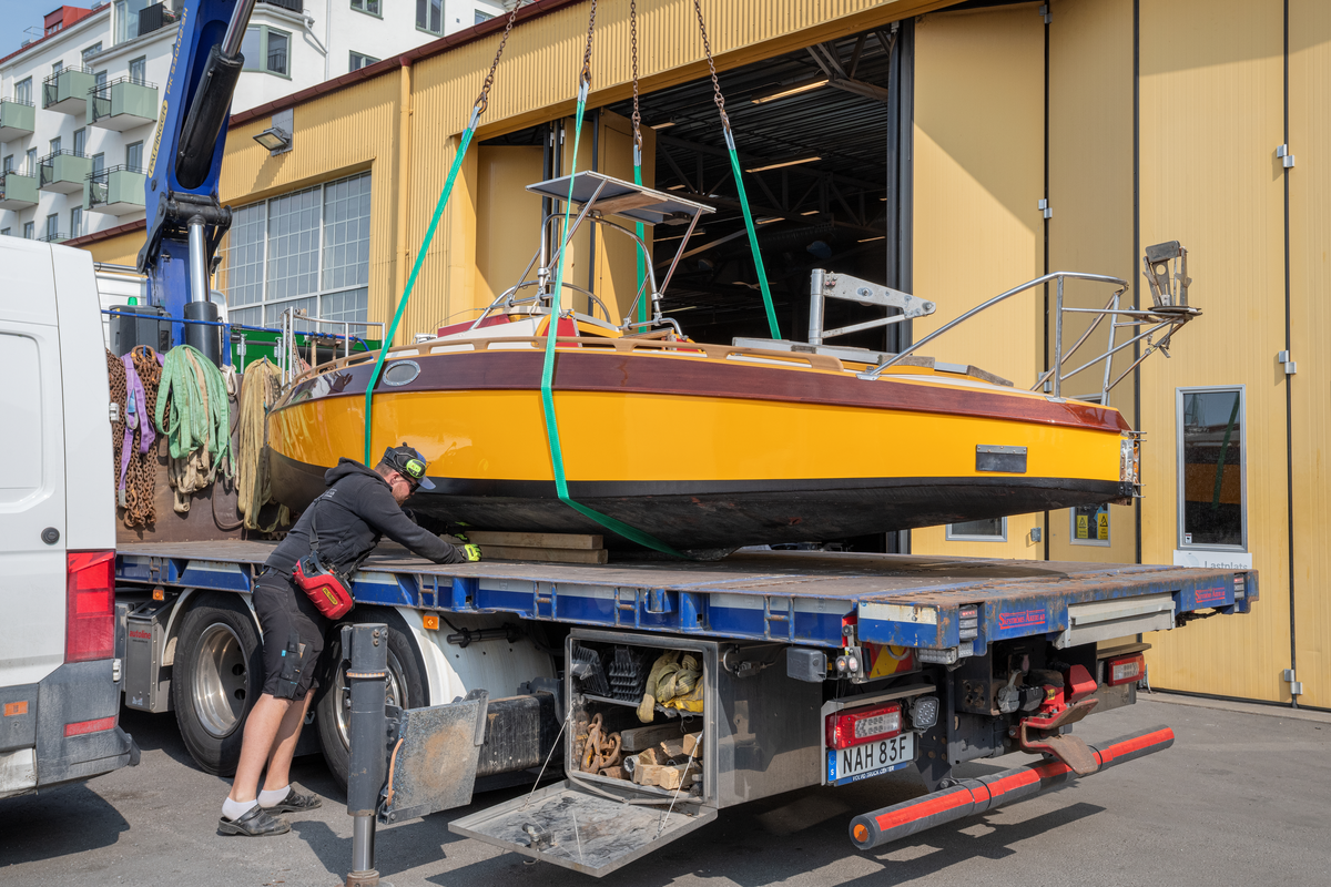  Segelkanot Peter Pan nyrenoverad på Djurgårdsvarvet, hämtas för transport till Båtmagasinet på Rindö. Konstruktör och tidigare ägare, Nils-Göran Bennich-Björkman.