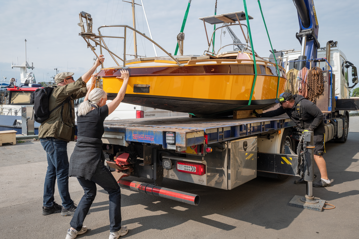  Segelkanot Peter Pan nyrenoverad på Djurgårdsvarvet, hämtas för transport till Båtmagasinet på Rindö. Konstruktör och tidigare ägare, Nils-Göran Bennich-Björkman.