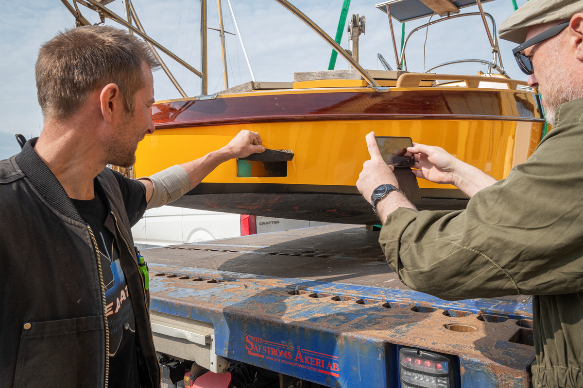  Segelkanot Peter Pan nyrenoverad på Djurgårdsvarvet, hämtas för transport till Båtmagasinet på Rindö. Konstruktör och tidigare ägare, Nils-Göran Bennich-Björkman.