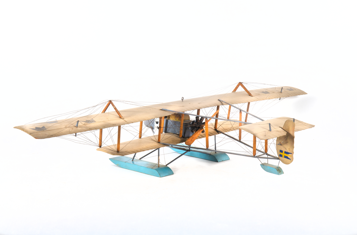 Flygplan, Farman HF 23. Enmotorigt biplan med två stora och breda samt en liten flottör. Vingarna smala, den övre nära dubbelt så lång som den andre. Vågformade akterkanter. Liten flygkropp med sittrum framtill och motor baktill.

Stjärtstycke gallerverk av metall med en mindre bäryta försedd med två horisontala roder. Ett vertikalt roder. I övre vingens yttre akterkanter två horisontalroder. Gråmålad med blå flottörer. Tre kronor å vingar och flygkropp, svensk örlogsflagg å vertikalrodret.