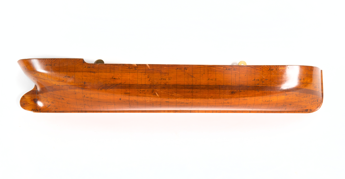 Halvmodell av ångkranpråm. Byggd År 1877 vid Kungliga Flottans Varf.
Med inritade plåtar.