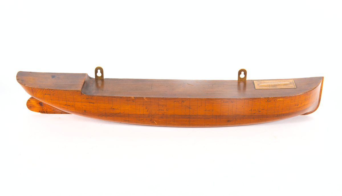 Halvmodell av ångkranpråm. Byggd År 1877 vid Kungliga Flottans Varf.
Med inritade plåtar.