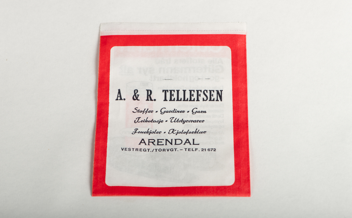 Småposer, 18 stk., til salg i butikken A. & R. Tellefsen i Arendal. Butikken solgte tekstil, garn, trikotajse m.m. Posene har en rød kant rundt en hvit bakgrunn. På den ene siden står det butikkens informasjon, mens det på den andre siden er en reklame for sytrådene til "Gütermann" med illustrasjon av fire trådsneller.
