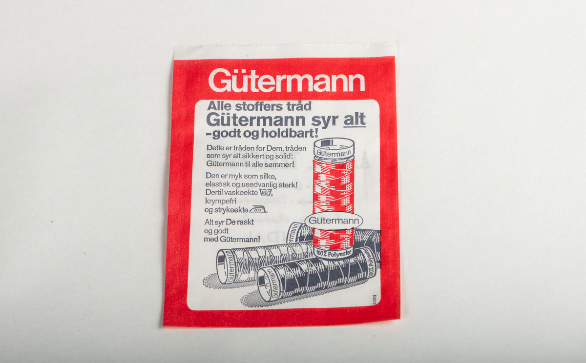 Småposer, 18 stk., til salg i butikken A. & R. Tellefsen i Arendal. Butikken solgte tekstil, garn, trikotajse m.m. Posene har en rød kant rundt en hvit bakgrunn. På den ene siden står det butikkens informasjon, mens det på den andre siden er en reklame for sytrådene til "Gütermann" med illustrasjon av fire trådsneller.