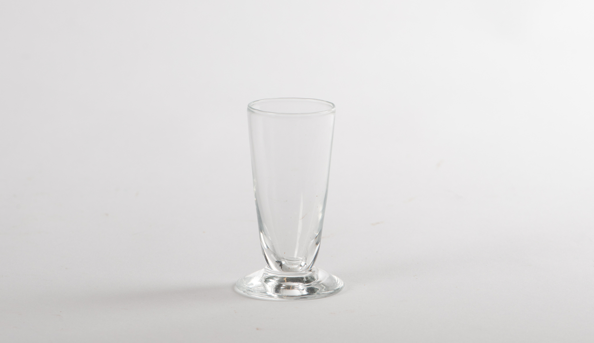 Pokalformet glass med stor, utskrående stett.