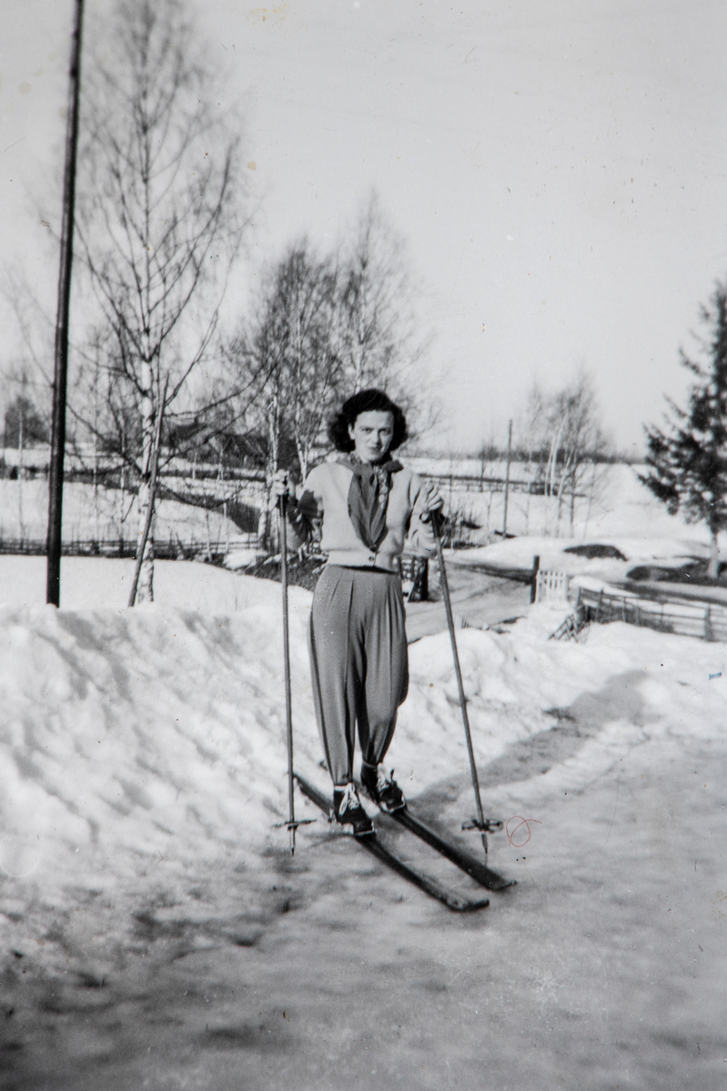 Lilly Standerholen (f 1931) prøver seg på en skutur på jordene rundt på Bjørke. Skiantrekk.