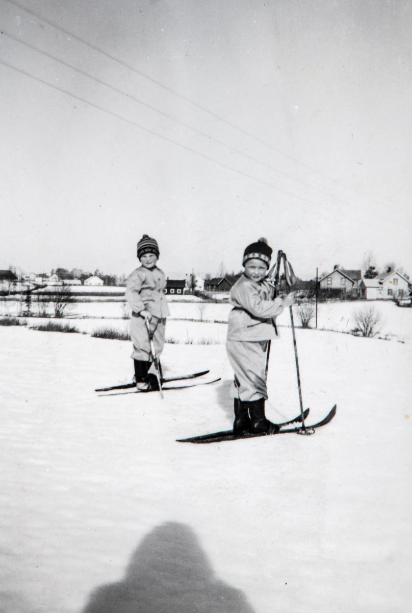 Brødrene Tor Erik Gundersen og Arne Gundersen på skitur i område rundt Bjørke i Romedal.