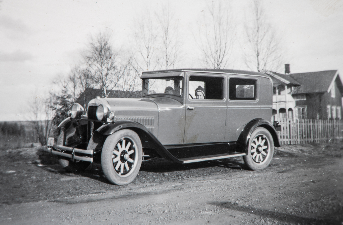 Stange, en bil trolig Essex Super Six 1929 modell, med en liten gutt bak rattet.
Essex (Hudson). Registreringsnummer D 137.  Tilhørende Olav Lauritsen.
Ca 1950