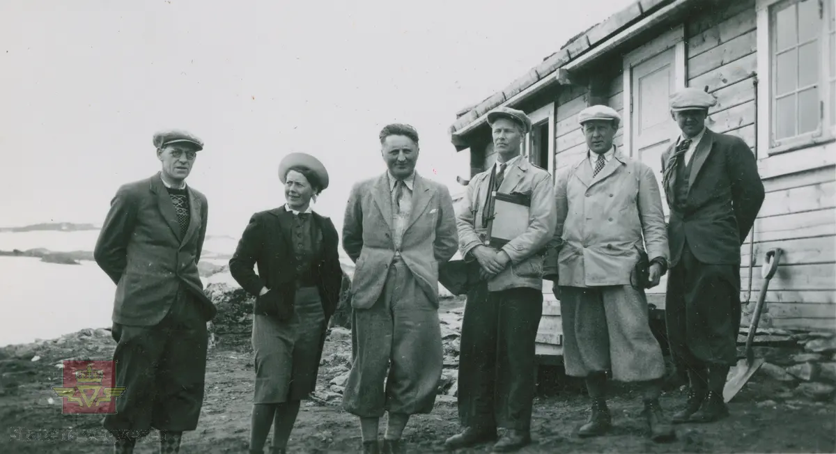 Bilde 1) Håndskrevet merking bak på bilde: Styggevasshytta september 1935. Befaring i forbindelse med Sognefjellsveien. (Vegdirektoratet)
Personene er fra venstre:
Ukjent, Jens Berge, Gerd Torp (gift med Alf Torp), vegsjef Alf Torp, Arne Berre (byggeleder på Opplandssida) og anleggsbestyrer Holme.

Bilde 2) De andre opplysninger er hentet fra album fra 1929-1943.
Registrering på lignende bilde i album fra 1929-1943. På Sognefjellet. Fra ei synfaring på Sognefjellet i september 1938 ved Fantesteinen (Midtfjellsbrakka).