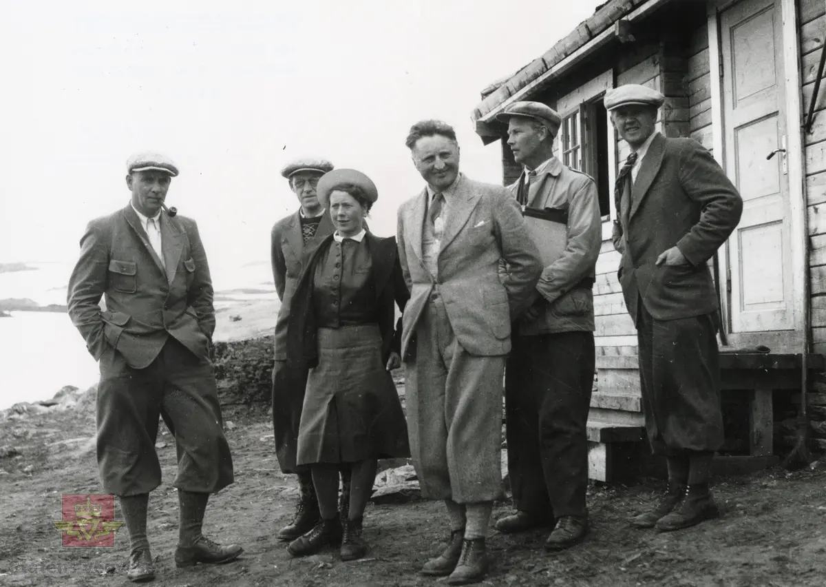 Bilde 1) Album fra 1929-1943. På Sognefjellet. Fra ei synfaring på Sognefjellet i september 1938 (trolig er det 1935) ved Fantesteinen (Midtfjellsbrakka). Personene er fra venstre Jens Berge, Gerd Torp (gift med Alf Torp) , vegsjef Alf Torp, Arne Berre (byggeleder på Opplandssida),  Christen Lomsdal og anleggsbestyrer Holme.

Bilde 2) Håndskrevet merking bak på bilde: Styggevasshytta september 1935. Befaring i forbindelse med Sognefjellsveien. (Vegdirektoratet)
Personene er fra venstre:
Ukjent, Jens Berge, Gerd Torp (gift med Alf Torp), vegsjef Alf Torp, Arne Berre (byggeleder på Opplandssida) og anleggsbestyrer Holme.