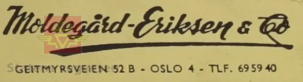 Regnemaskinen er grønn farget med en mørk, digitalisert skjerm. Knappene er hvite, svarte og røde med hvit og svart tekst. Kanten nederst er svart. Den har en svart ledning. 