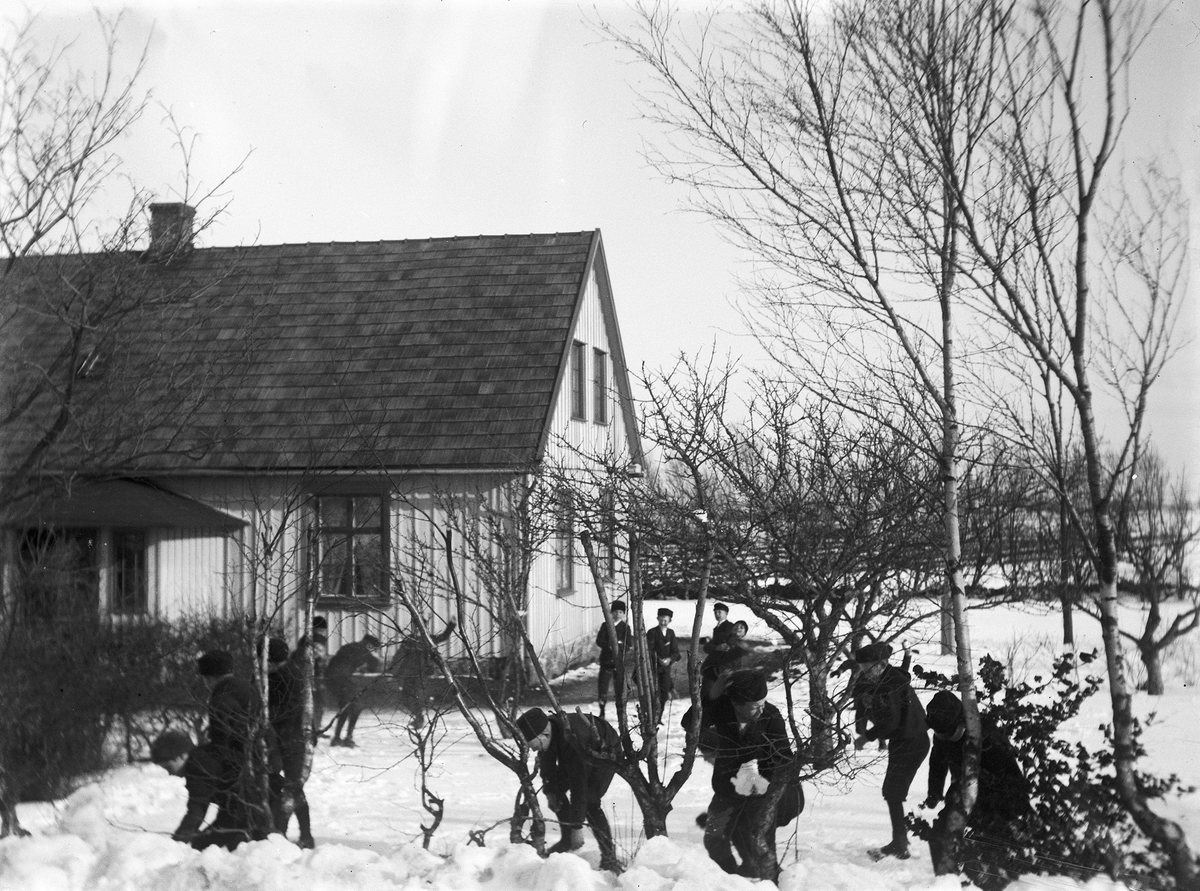 Elever från Årstads skola har snöbollskrig på rasten.
