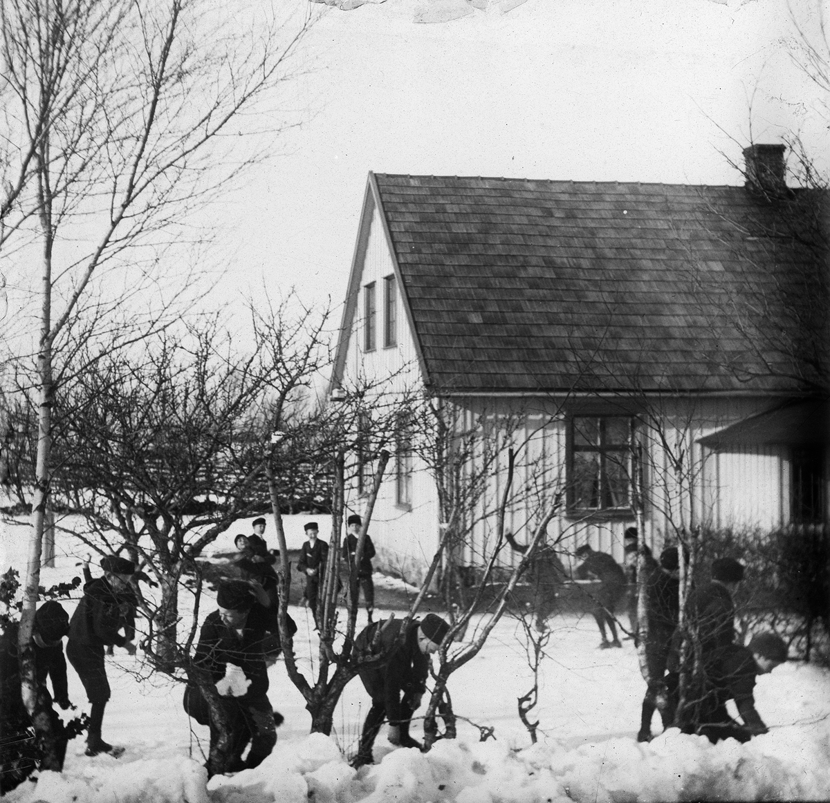 Elever från Årstads skola har snöbollskrig på rasten.