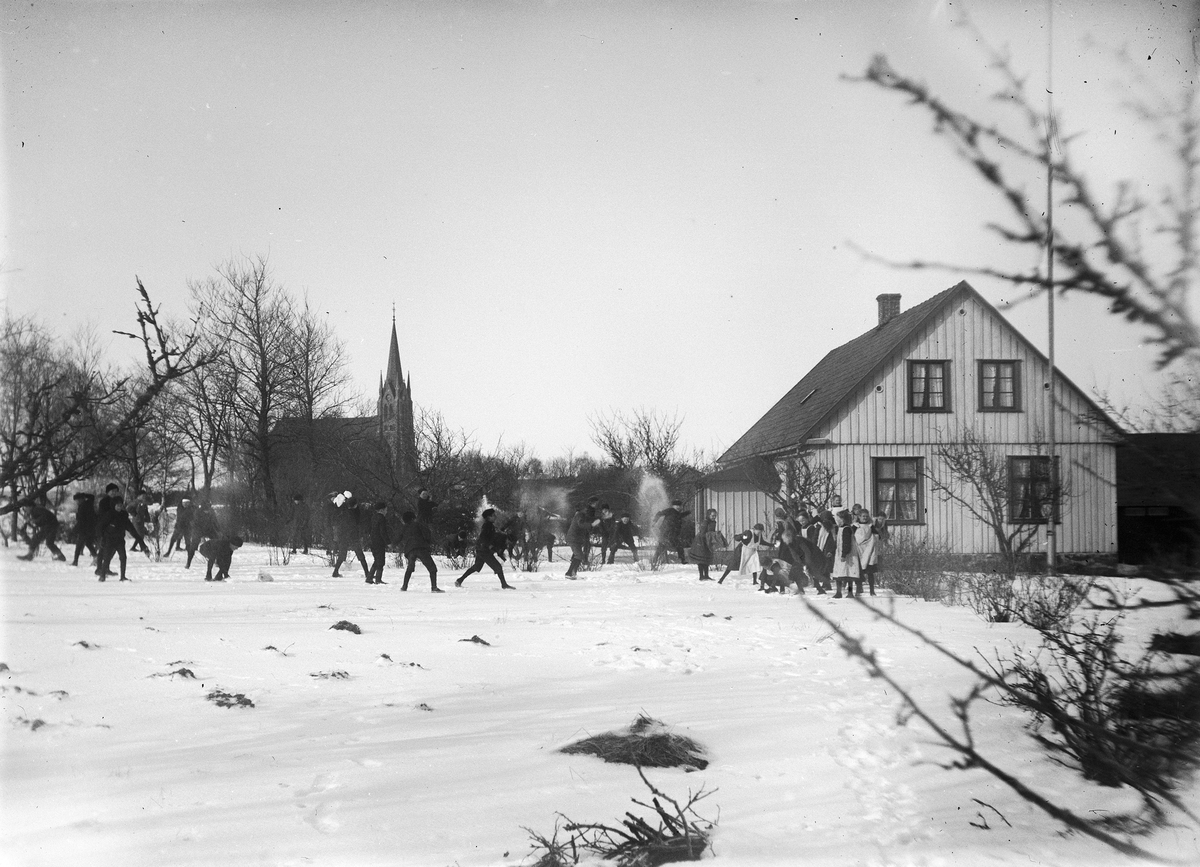 Elever från Årstads skola har snöbollskrig på rasten.