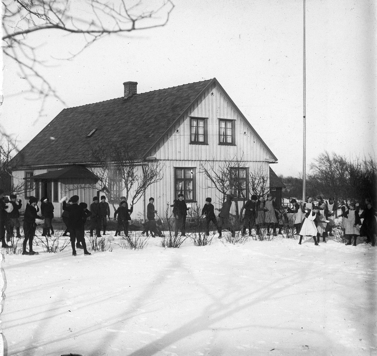 Elever från Årstads skola har snöbollskrig på rasten.