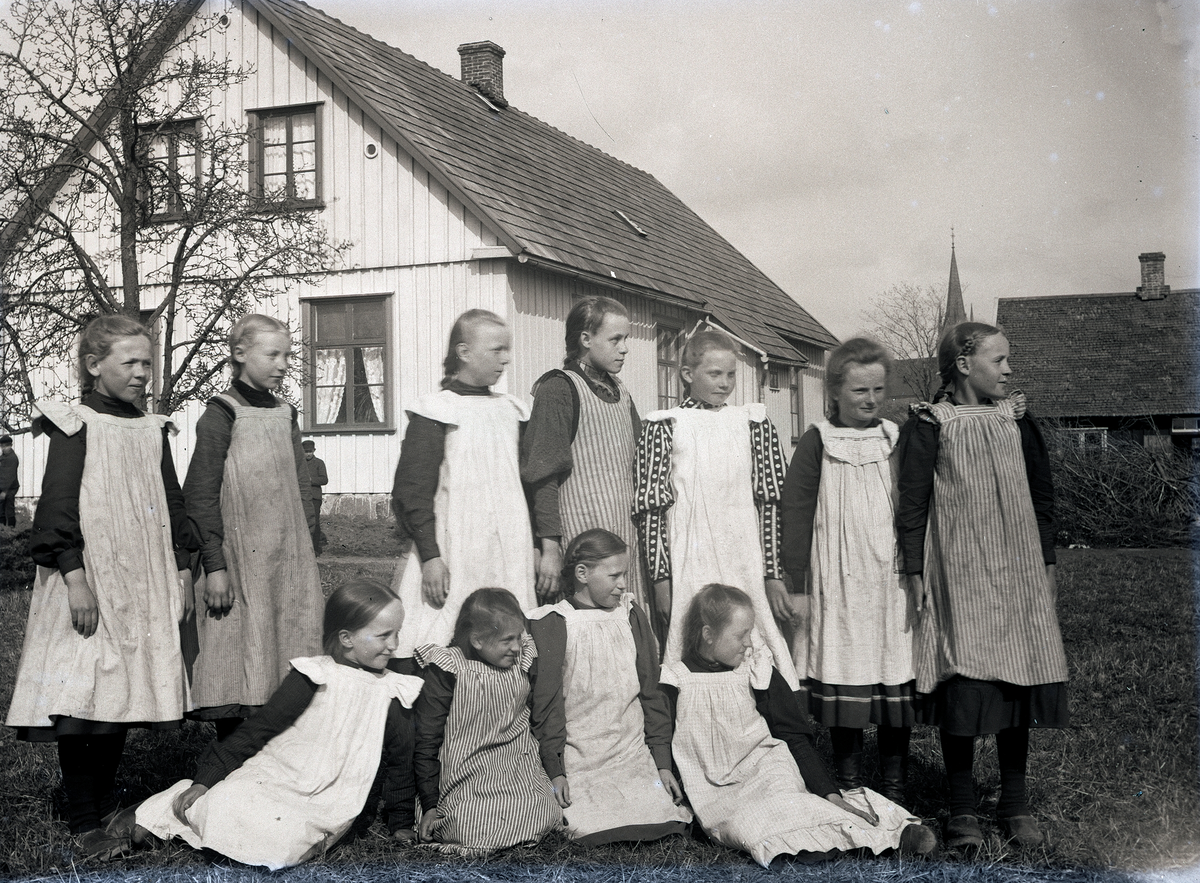 Elever på Årstads skola framför skolhuset