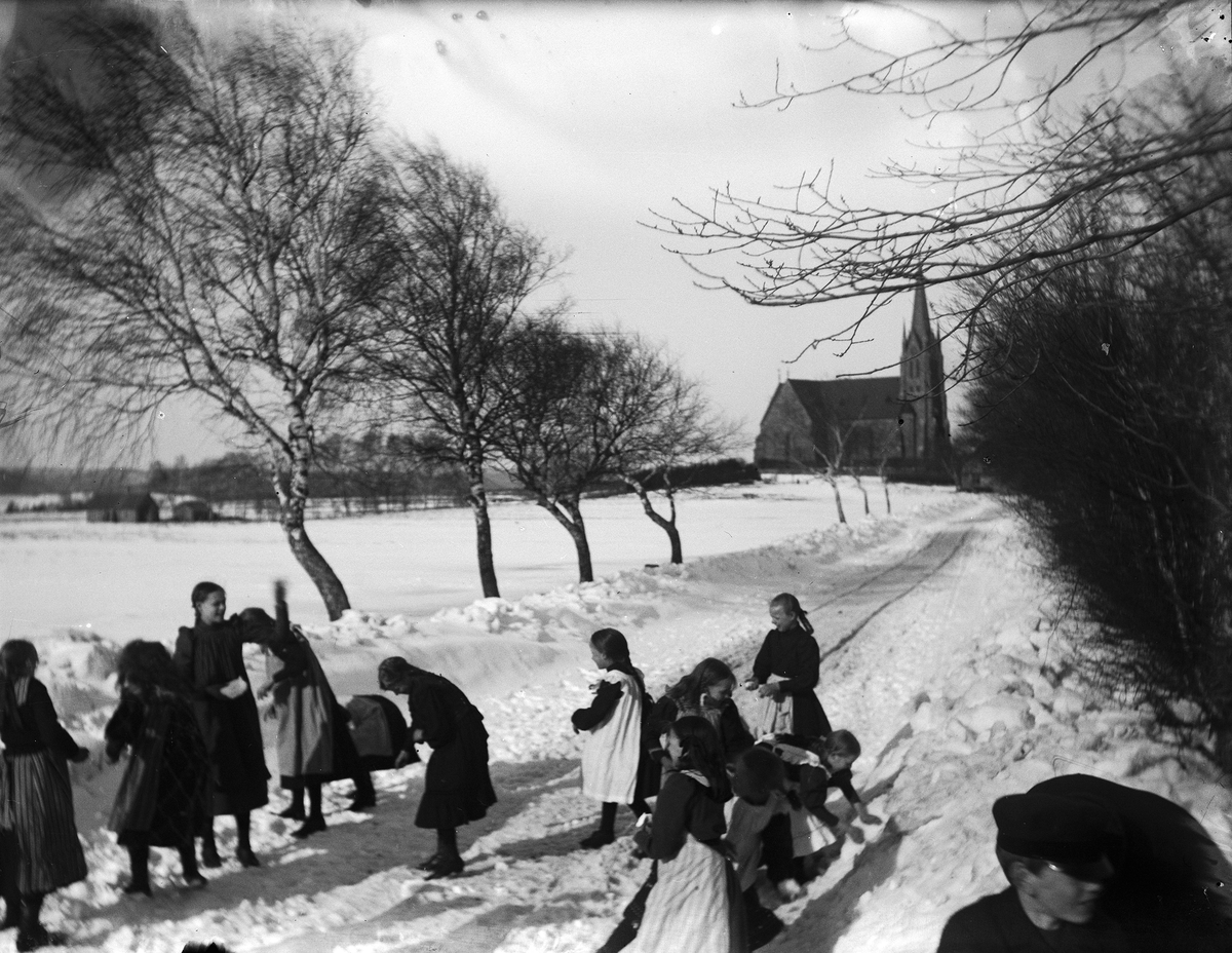Elever från Årstads skola har snöbollskrig på rasten.