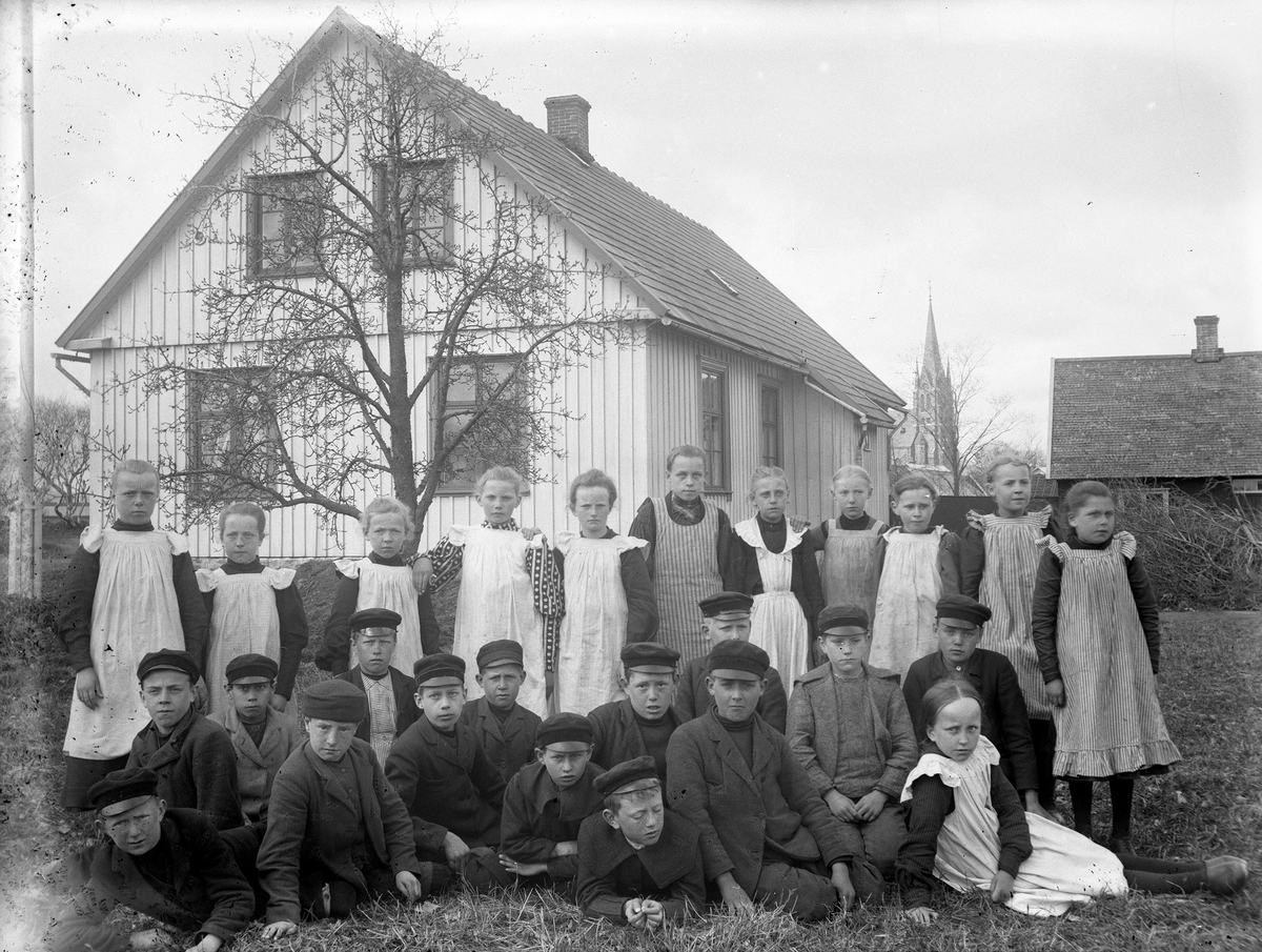 Elever på Årstads skola framför skolhuset