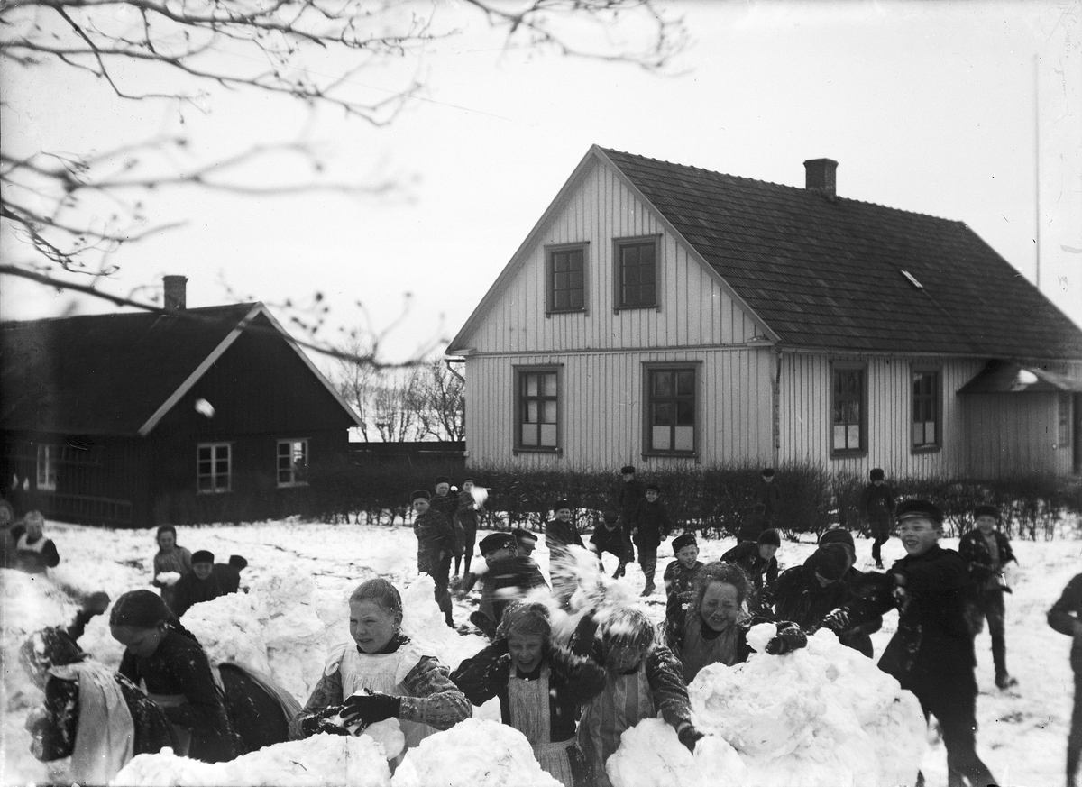 Elever från Årstads skola har snöbollskrig på rasten.