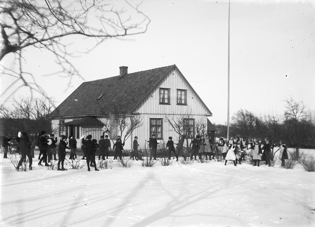 Elever från Årstads skola har snöbollskrig på rasten.
