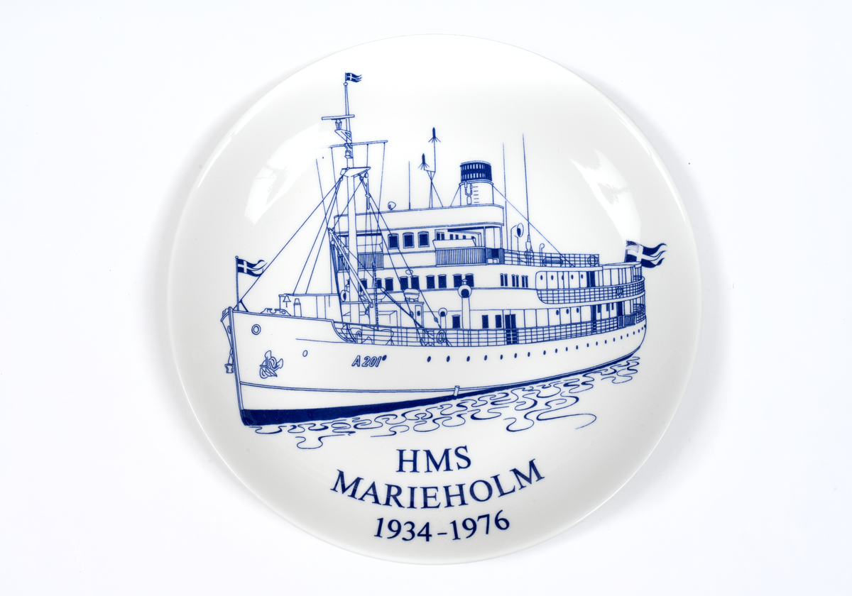 På framsidan bild av HMS MarieholmFramsida: HMS Marieholm 1934-1976Baksida : 1934 Byggd i Odense                  1935-40 I trafik för SAL                  1940       Inköpt av Kronan                  1940-49 Förbindelsefartyg i Kfl                  1950-57 Under vinterhalvåret                                      expeditionsfartyg för CKF                  1958-76 Stabsfartyg för CKFFöremålets form: Rund