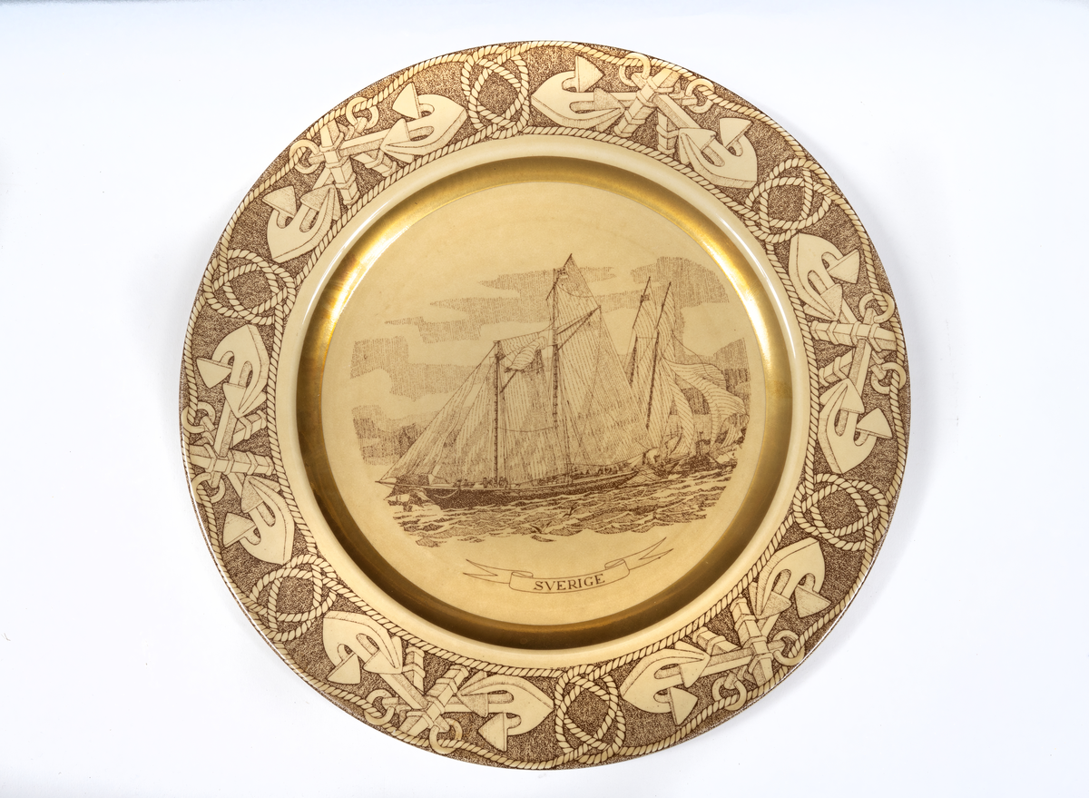 Minnestallrik av Flintgods med motivet skonerten SVERIGE.
