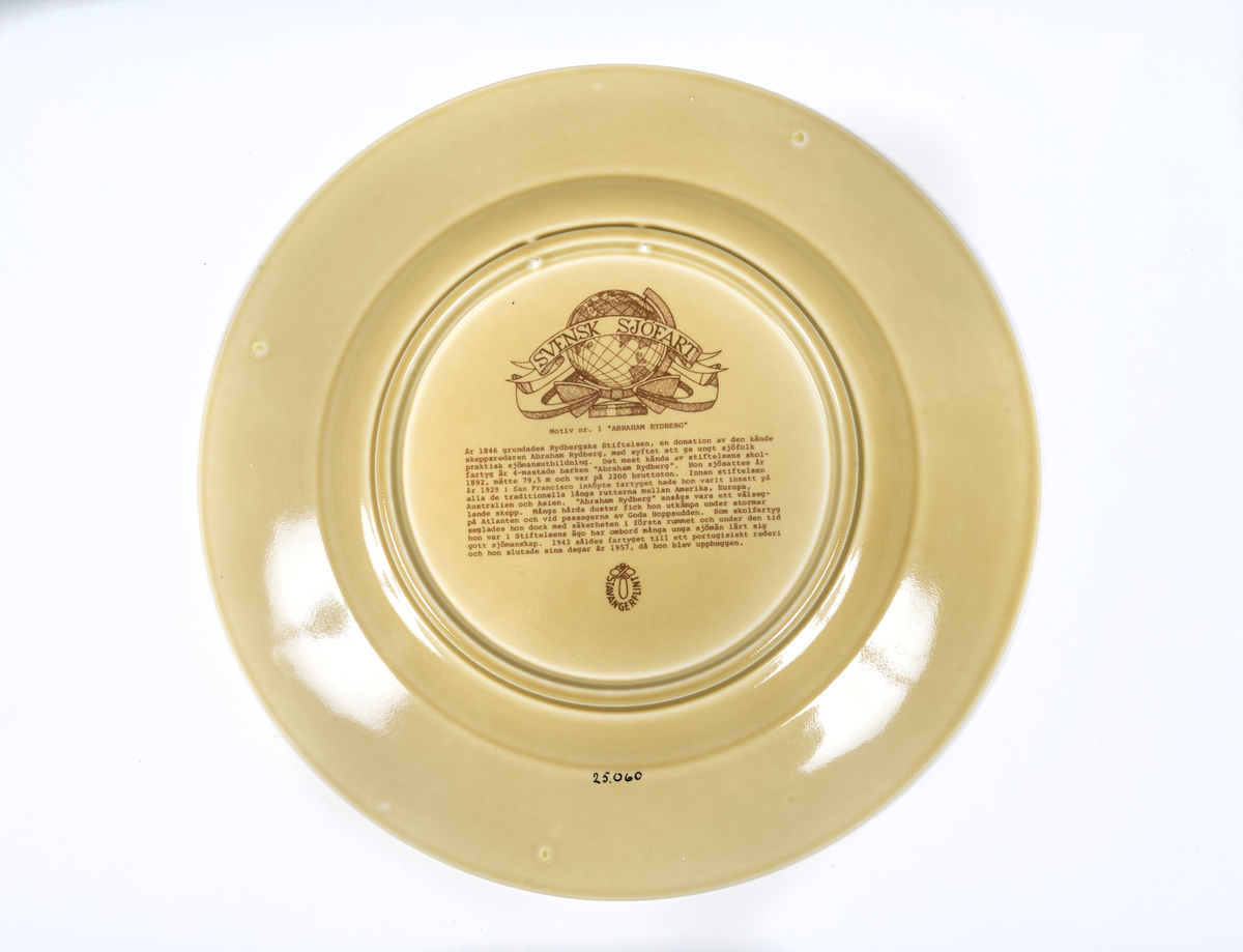 Rund tallrik av flintgods med motiv av fullriggaren ABRAHAM RYDBERG.