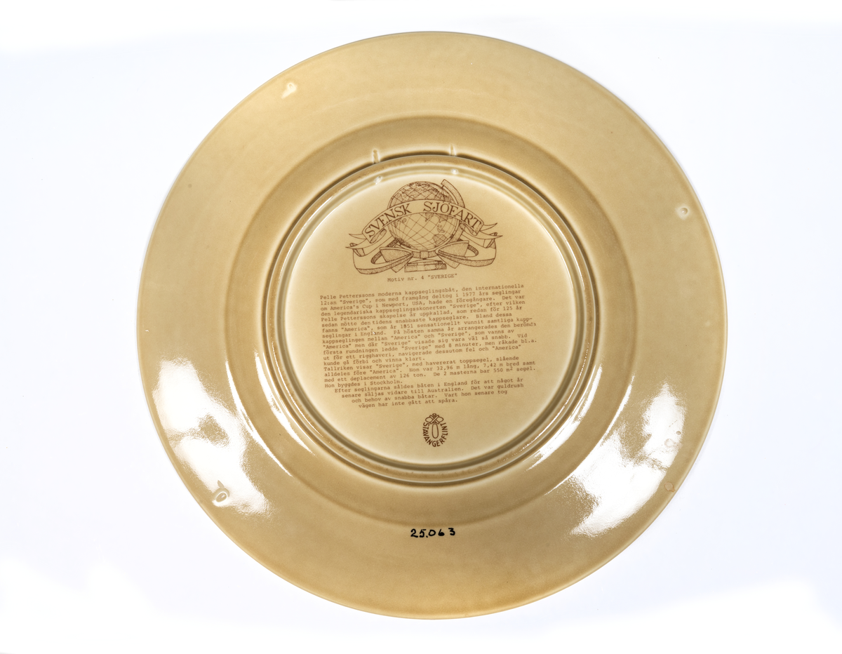 Minnestallrik av Flintgods med motivet skonerten SVERIGE.
