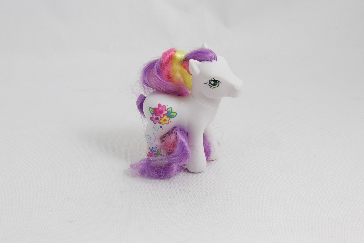 Leke. Hvit lekehest med farget man (lilla, gult, rosa) og dekor. Av merket "My Little Pony".
