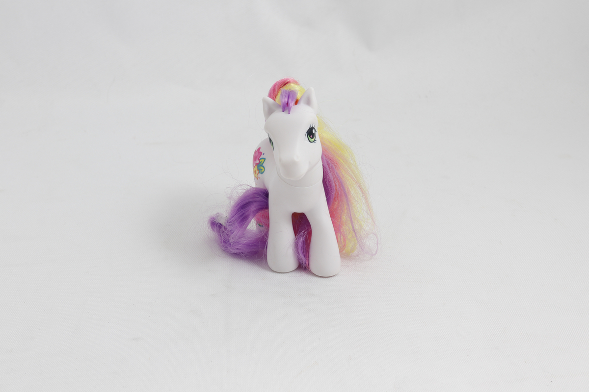 Leke. Hvit lekehest med farget man (lilla, gult, rosa) og dekor. Av merket "My Little Pony".